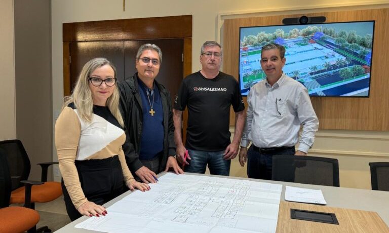 OO UniSALESIANO investirá o valor de R$ 2,7 milhões na reforma do novo Pronto-Socorro Municipal de Araçatuba, que funcionará no prédio do antigo Hospital da Mulher, localizado na Rua Sacadura Cabral, 471, no bairro Aviação. O ato simbólico de início das obras foi realizado nesta segunda-feira (23/06), com a presença do prefeito Lucas Zanatta, da vice, Maria Ionice Zucon, do secretário municipal de Saúde, Daniel Martins Ferreira Júnior, e de representantes do UniSALESIANO.