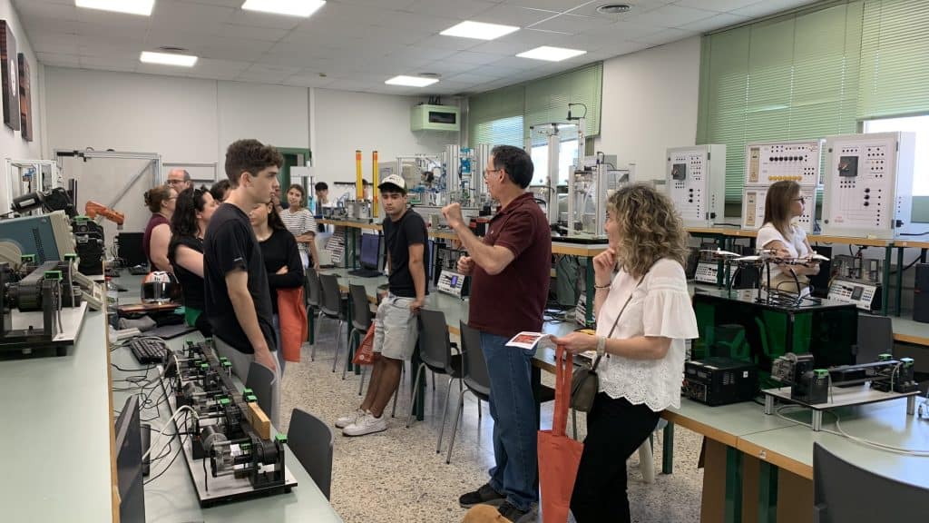 España - La EUSS abre sus puertas para presentar sus grados en ingeniería industrial a los futuros estudiantes