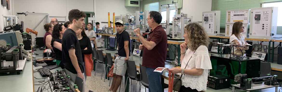 La Escuela Universitaria Salesiana de Sarrià (EUSS), centro adscrito a la Universidad Autónoma de Barcelona, organiza una nueva jornada de puertas abiertas el próximo martes 17 de junio a partir de las 18 h, para dar a conocer su oferta formativa en ingeniería industrial. Como novedad, a partir del próximo curso, la EUSS ofrece la Mención Dual, que permite al alumnado del cuarto curso alternar su formación entre la universidad y una empresa del sector industrial. Por otro lado, el curso 2025-2026 también prevé aumentar las plazas en el grado de Ingeniería de Automoción.