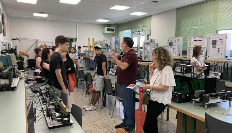 La Escuela Universitaria Salesiana de Sarrià (EUSS), centro adscrito a la Universidad Autónoma de Barcelona, organiza una nueva jornada de puertas abiertas el próximo martes 17 de junio a partir de las 18 h, para dar a conocer su oferta formativa en ingeniería industrial. Como novedad, a partir del próximo curso, la EUSS ofrece la Mención Dual, que permite al alumnado del cuarto curso alternar su formación entre la universidad y una empresa del sector industrial. Por otro lado, el curso 2025-2026 también prevé aumentar las plazas en el grado de Ingeniería de Automoción.