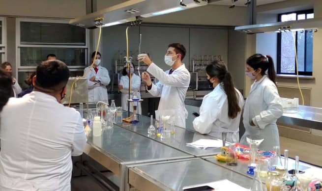   La Facultad Don Bosco de Enología y Ciencias de la Alimentación celebra en 2025 sus 60 años de historia. Fundada el 31 de octubre de 1965 en Rodeo del Medio, Mendoza, se trató de la primera institución universitaria en su tipo en toda Latinoamérica. Desde 1901, la Obra de Don Bosco en Mendoza ya venía formando jóvenes en oficios vinculados al trabajo rural y a la elaboración del vino.