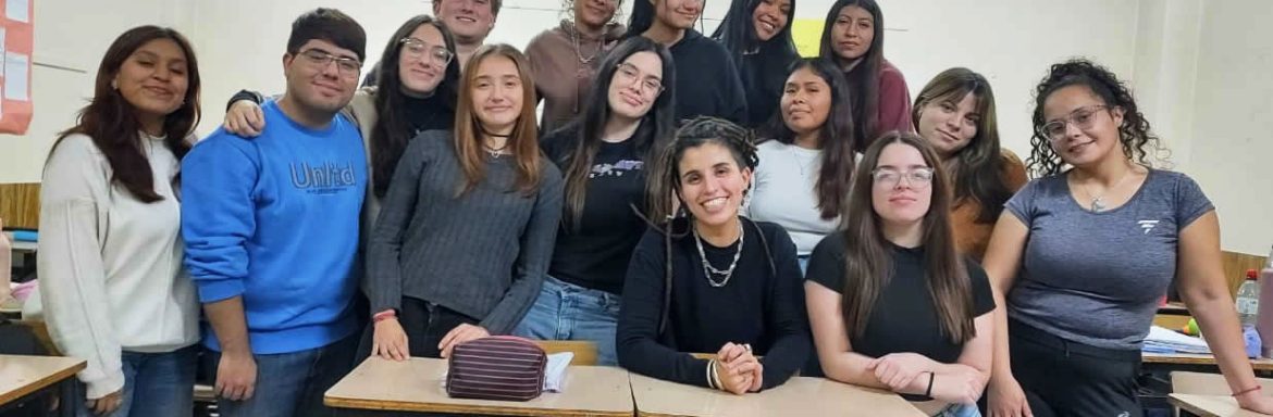 En el profesorado de Educación Primaria del  Instituto Superior Juan 23 continuamos construyendo la práctica docente desde el territorio, conociendo distintos espacios comunitarios y sociales. En este caso entrevistamos a Abril Gonzalía de la ONG “Síndrome de Clown”.