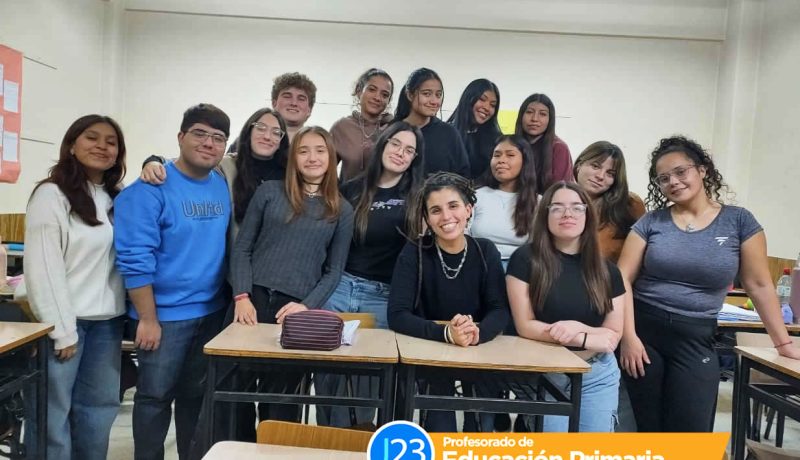 En el profesorado de Educación Primaria del  Instituto Superior Juan 23 continuamos construyendo la práctica docente desde el territorio, conociendo distintos espacios comunitarios y sociales. En este caso entrevistamos a Abril Gonzalía de la ONG “Síndrome de Clown”.