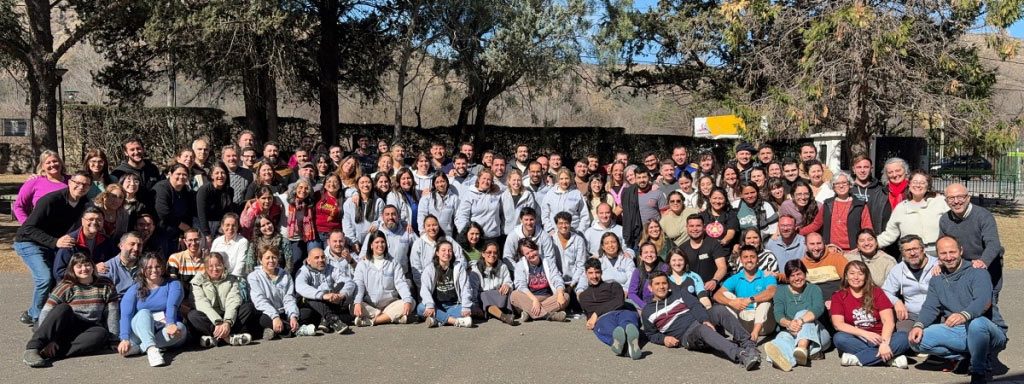 el 27 de julio al 2 de agosto de 2025 se realizó en San Antonio de Arredondo, Argentina, la 12° sesión presencial del Proyecto de Acompañamiento Juvenil Salesiano. La iniciativa, centrada en la formación de religiosos y laicos para el acompañamiento espiritual de los jóvenes a partir de los dieciocho años, ofreció un programa bienal con diploma reconocido por la Universidad Salesiana “UNISAL”.