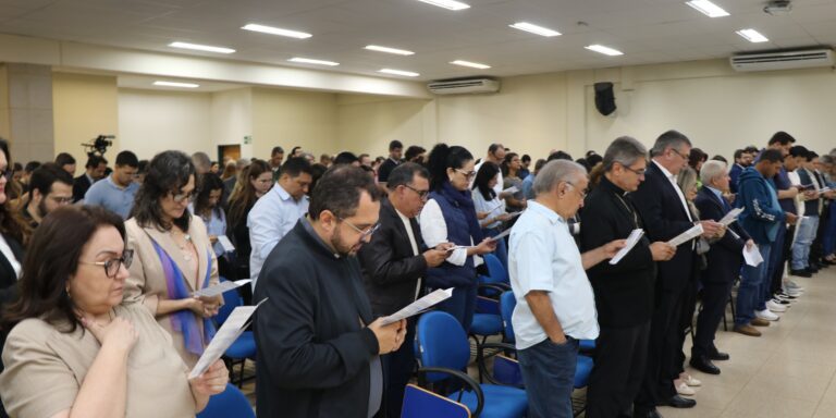 O Auditório Papa Francisco, no UniSALESIANO, ficou lotado na manhã do dia 2 de agosto para a Reunião Plenária de encerramento da Semana Pedagógica do segundo semestre de 2025. O evento contou com a presença de docentes, coordenadores, tutores, orientadores e representantes discentes dos campi de Araçatuba e Lins, além da participação especial do Prof. Dr. Pe. Gildásio Mendes dos Santos, SDB, que ministrou uma palestra sobre os desafios e as possibilidades de educar com valores salesianos, em tempos de inteligência artificial.