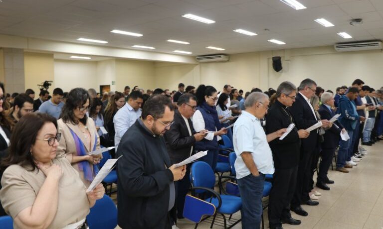 O Auditório Papa Francisco, no UniSALESIANO, ficou lotado na manhã do dia 2 de agosto para a Reunião Plenária de encerramento da Semana Pedagógica do segundo semestre de 2025. O evento contou com a presença de docentes, coordenadores, tutores, orientadores e representantes discentes dos campi de Araçatuba e Lins, além da participação especial do Prof. Dr. Pe. Gildásio Mendes dos Santos, SDB, que ministrou uma palestra sobre os desafios e as possibilidades de educar com valores salesianos, em tempos de inteligência artificial.