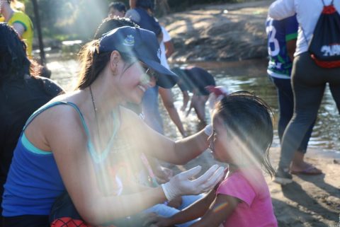 Durante a recente expedição promovida pelo UniSALESIANO, o Voluntariado Acadêmico Missionário SALESIANO – VAMS, alunos dos cursos de Medicina, Farmácia, Biomedicina e Medicina Veterinária vivenciaram uma experiência única e transformadora na Aldeia São Marcos, do povo Xavante, localizada no estado do Mato Grosso.