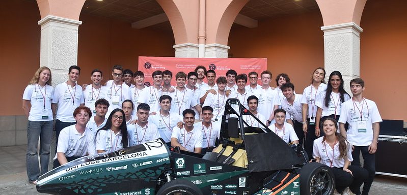 L’equip, format per una cinquantena d’estudiants d’enginyeria de l’Escola Universitària Salesians de Sarrià (EUSS), han donat a conèixer les particularitats del cinquè monoplaça i el segon íntegrament elèctric en un acte amb la presència d’empreses del sector, alumnat i personal de l’EUSS.