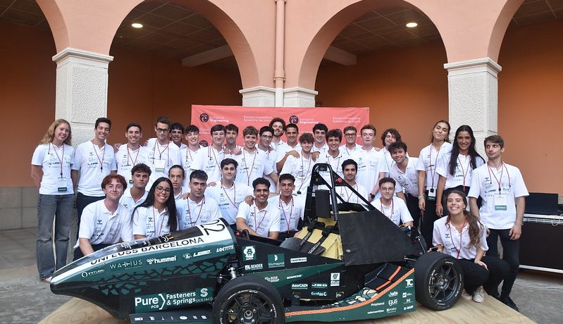 L’equip, format per una cinquantena d’estudiants d’enginyeria de l’Escola Universitària Salesians de Sarrià (EUSS), han donat a conèixer les particularitats del cinquè monoplaça i el segon íntegrament elèctric en un acte amb la presència d’empreses del sector, alumnat i personal de l’EUSS.