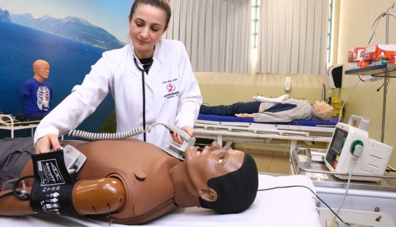 O UniSALESIANO acaba de ampliar ainda mais a estrutura do seu Laboratório de Simulação Realística, considerado um dos mais completos e inovadores do Estado de São Paulo. Recentemente, foram adquiridos novos equipamentos de alta tecnologia, entre eles o SimMan ALS, simulador de alta fidelidade, e o Baby Neonatal, específico para o treinamento de intubação em recém-nascidos.