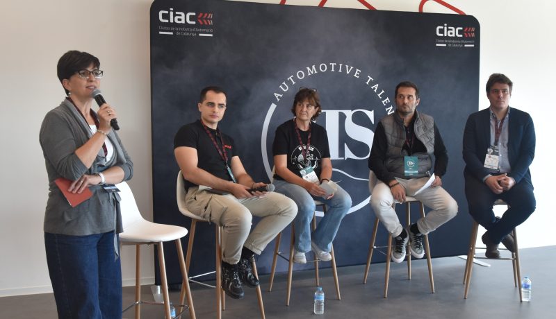 Aunque la formación dual universitaria es una realidad desde el Real Decreto 822/2021; el nuevo itinerario académico que permite hasta 1.200 horas de prácticas en la empresa todavía genera dudas y debates en el ámbito laboral. Para tratar de responder a estas cuestiones, la Escuela Universitaria Salesiana de Sarrià (EUSS) ha organizado una mesa redonda con empresas del sector de la ingeniería industrial. El acto, celebrado este 24 de octubre en el Circuit de Catalunya, ha reafirmado la importancia de conectar universidad y empresa para impulsar el talento joven.