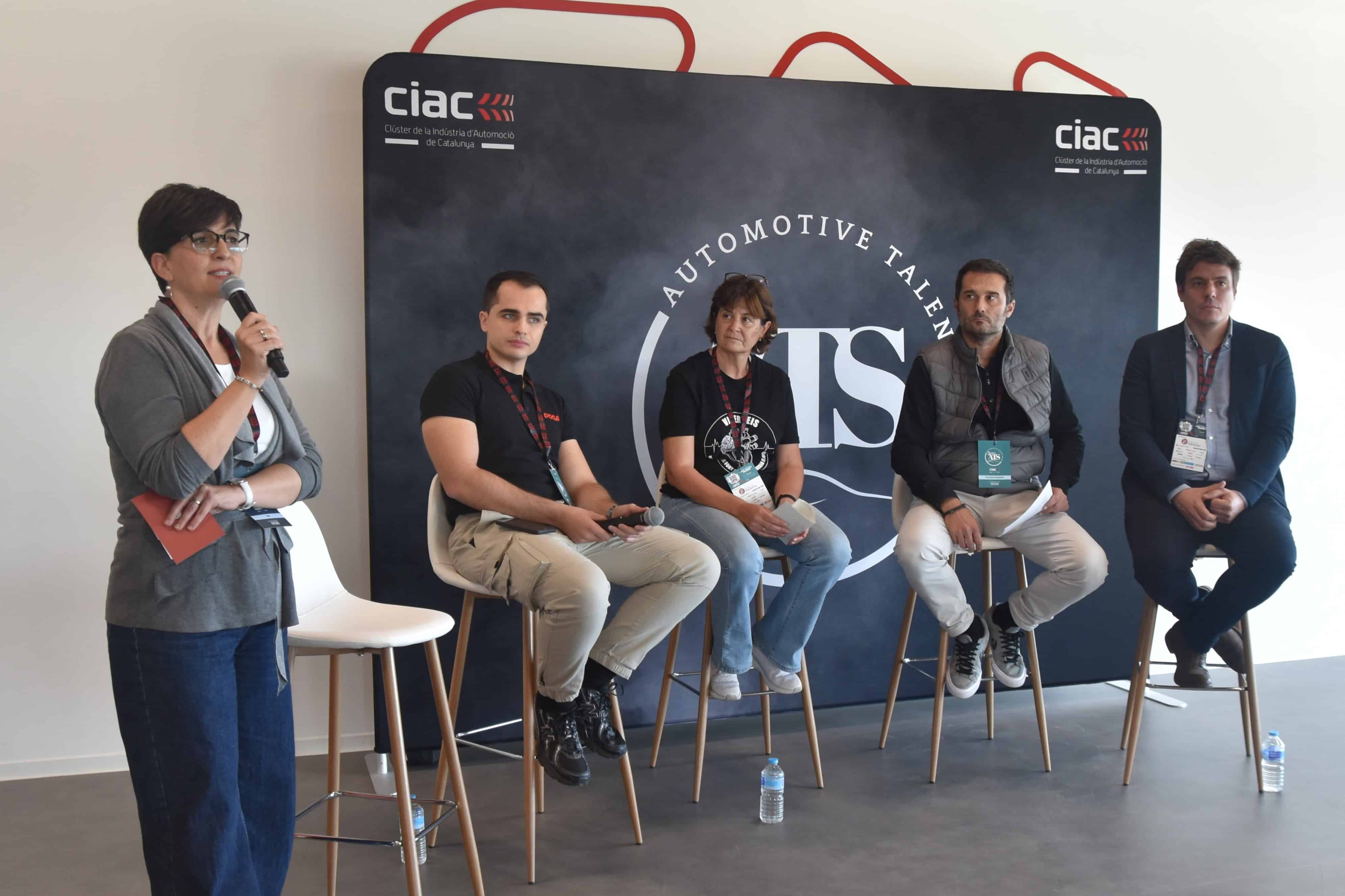 Aunque la formación dual universitaria es una realidad desde el Real Decreto 822/2021; el nuevo itinerario académico que permite hasta 1.200 horas de prácticas en la empresa todavía genera dudas y debates en el ámbito laboral. Para tratar de responder a estas cuestiones, la Escuela Universitaria Salesiana de Sarrià (EUSS) ha organizado una mesa redonda con empresas del sector de la ingeniería industrial. El acto, celebrado este 24 de octubre en el Circuit de Catalunya, ha reafirmado la importancia de conectar universidad y empresa para impulsar el talento joven.