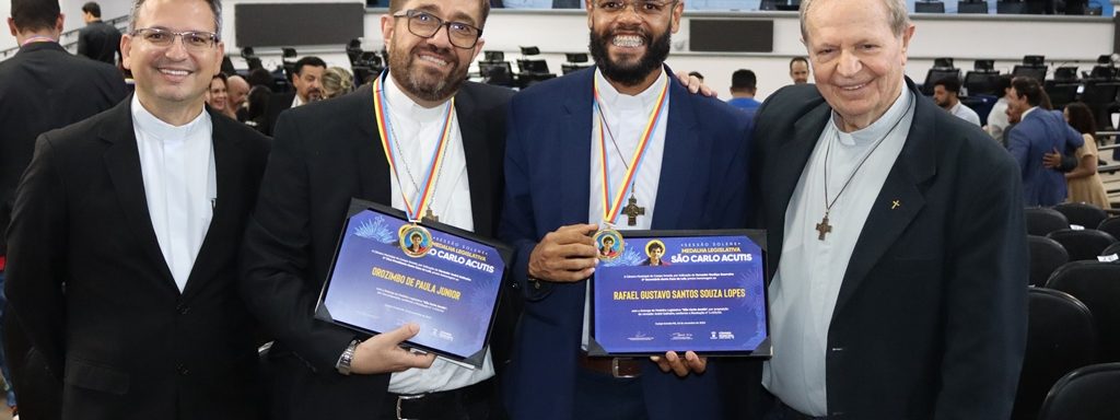 O Pró-Reitor de Pastoral e Assuntos Comunitários da Universidade Católica Dom Bosco (UCDB), Pe. Rafael Gustavo Souza Lopes, recebeu a Medalha Legislativa São Carlo Acutis, entregue pela Câmara dos Vereadores, na noite de ontem (10). A honraria foi criada para homenagear aqueles que se dedicam à juventude católica e a cerimônia teve a presença do Reitor da UCDB, Pe. José Marinoni, e do arcebispo metropolitano da Capital, Dom Dimas Lara Barbosa.