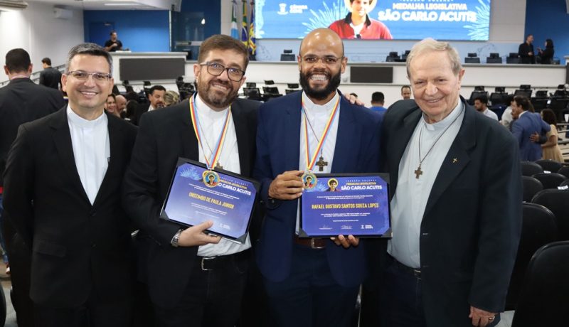 O Pró-Reitor de Pastoral e Assuntos Comunitários da Universidade Católica Dom Bosco (UCDB), Pe. Rafael Gustavo Souza Lopes, recebeu a Medalha Legislativa São Carlo Acutis, entregue pela Câmara dos Vereadores, na noite de ontem (10). A honraria foi criada para homenagear aqueles que se dedicam à juventude católica e a cerimônia teve a presença do Reitor da UCDB, Pe. José Marinoni, e do arcebispo metropolitano da Capital, Dom Dimas Lara Barbosa.
