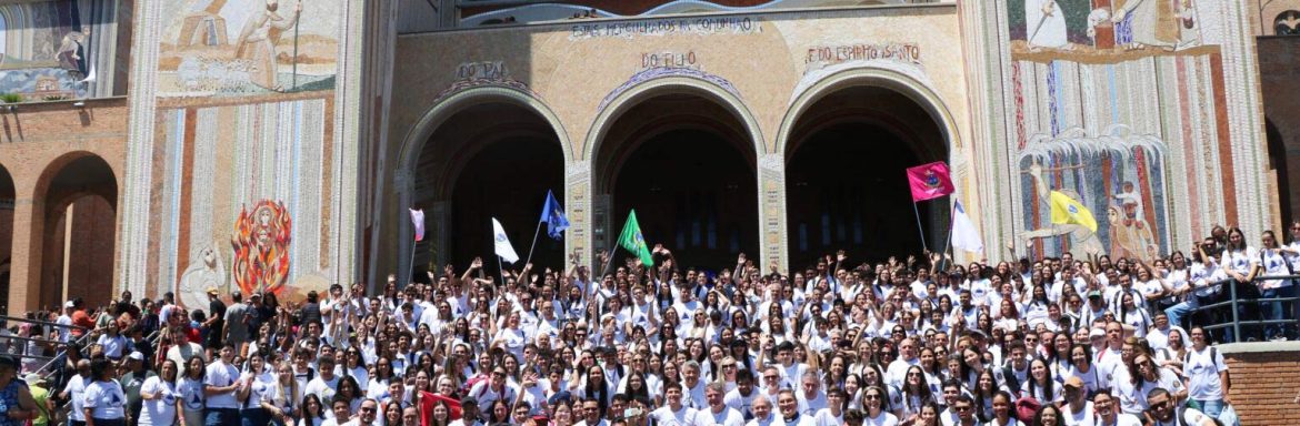 O UniSALESIANO finalizou o mês de outubro com chave de ouro ao realizar a 7ª edição da tradicional Peregrinação Universitária para Aparecida, que aconteceu nos dias 24 e 25. Cerca de 600 participantes, entre acadêmicos, professores e colaboradores, vivenciaram uma profunda experiência de fé, espiritualidade e convivência no Santuário Nacional de Nossa Senhora Aparecida.