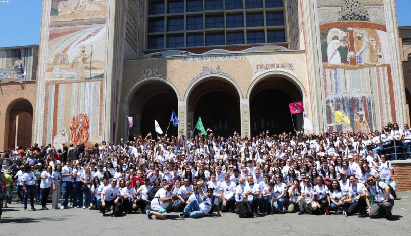 O UniSALESIANO finalizou o mês de outubro com chave de ouro ao realizar a 7ª edição da tradicional Peregrinação Universitária para Aparecida, que aconteceu nos dias 24 e 25. Cerca de 600 participantes, entre acadêmicos, professores e colaboradores, vivenciaram uma profunda experiência de fé, espiritualidade e convivência no Santuário Nacional de Nossa Senhora Aparecida.