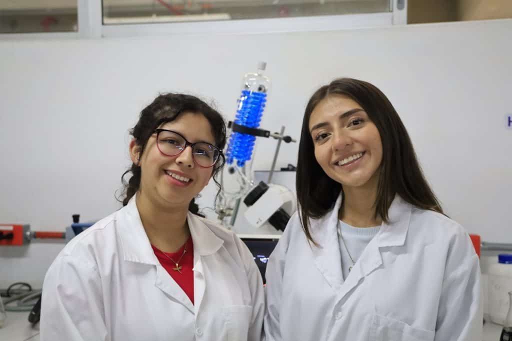 Colombia - Salesiana impulsa la investigación: estudiantes de Química Farmacéutica presentan su trabajo en congreso internacional en Nápoles