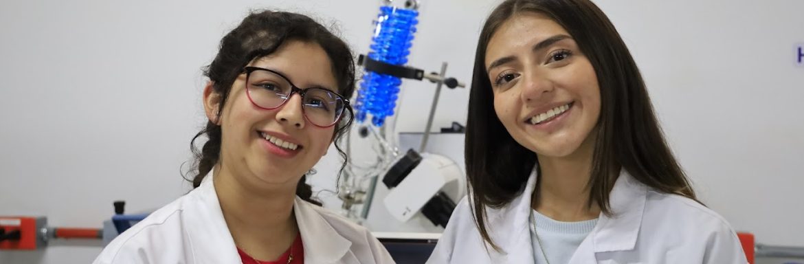 En este segundo semestre académico, las estudiantes Karen Vanessa Castillo y Estefanía Paipilla Rubiano, de octavo semestre del programa de Química Farmacéutica de la Fundación Universitaria Salesiana, participaron como ponentes en el 73.º International Congress and Annual Meeting of the Society for Medicinal Plant and Natural Product Research (GA), realizado en Nápoles, Italia.