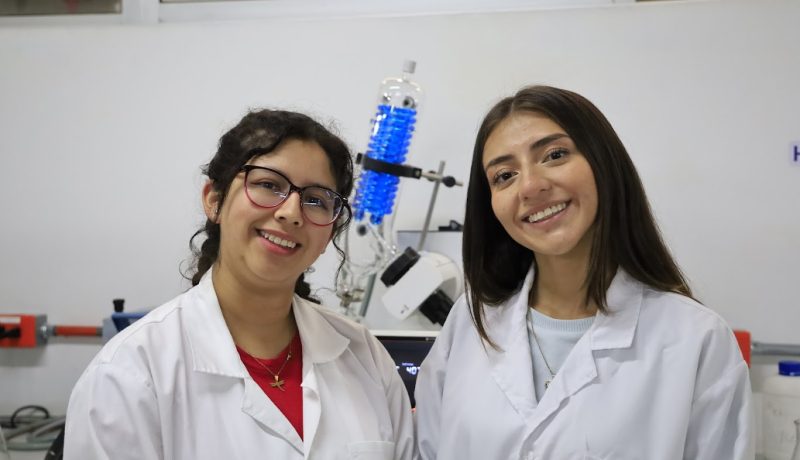 n este segundo semestre académico, las estudiantes Karen Vanessa Castillo y Estefanía Paipilla Rubiano, de octavo semestre del programa de Química Farmacéutica de la Fundación Universitaria Salesiana, participaron como ponentes en el 73.º International Congress and Annual Meeting of the Society for Medicinal Plant and Natural Product Research (GA), realizado en Nápoles, Italia.