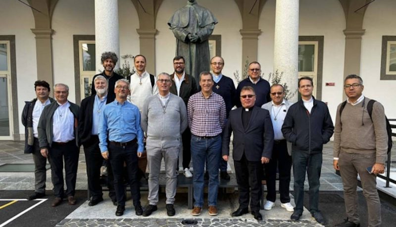 Del 30 de octubre al 1° de noviembre de 2025, la Comisión Escuela Salesiana en Europa (SSE) se reunió en la sede de la Universidad Pontificia Salesiana (UPS) de Roma, en el marco del Jubileo del Mundo Educativo. Entre los delegados inspectoriales que participaron destacamos a Óscar Bartolomé (SSM) y a Miguel Canino (SMX), junto al coordinador de la Comisión, Antonio Rodríguez profesor en el Centro Universitario Don Bosco de Madrid.