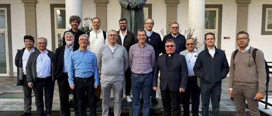 Del 30 de octubre al 1° de noviembre de 2025, la Comisión Escuela Salesiana en Europa (SSE) se reunió en la sede de la Universidad Pontificia Salesiana (UPS) de Roma, en el marco del Jubileo del Mundo Educativo. Entre los delegados inspectoriales que participaron destacamos a Óscar Bartolomé (SSM) y a Miguel Canino (SMX), junto al coordinador de la Comisión, Antonio Rodríguez profesor en el Centro Universitario Don Bosco de Madrid.