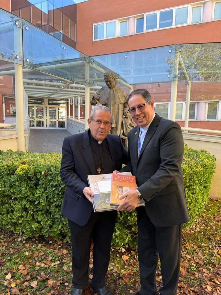 Como parte de las actividades de la asamblea, el Padre Rómulo Gallegos Alvarado hizo entrega al Padre Fabbio Attard, Rector Mayor de la Congregación Salesiana, de un ejemplar del libro Memorial de Sololá y de la revista Diotima. Esta entrega simbólica representa la riqueza cultural y académica de la Universidad Mesoamericana, así como su compromiso por conservar y difundir el legado histórico y el pensamiento humanista que caracterizan a la educación salesiana.