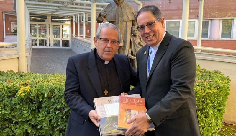 Como parte de las actividades de la asamblea, el Padre Rómulo Gallegos Alvarado hizo entrega al Padre Fabbio Attard, Rector Mayor de la Congregación Salesiana, de un ejemplar del libro Memorial de Sololá y de la revista Diotima. Esta entrega simbólica representa la riqueza cultural y académica de la Universidad Mesoamericana, así como su compromiso por conservar y difundir el legado histórico y el pensamiento humanista que caracterizan a la educación salesiana.
