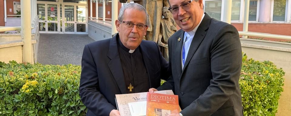 Como parte de las actividades de la asamblea, el Padre Rómulo Gallegos Alvarado hizo entrega al Padre Fabbio Attard, Rector Mayor de la Congregación Salesiana, de un ejemplar del libro Memorial de Sololá y de la revista Diotima. Esta entrega simbólica representa la riqueza cultural y académica de la Universidad Mesoamericana, así como su compromiso por conservar y difundir el legado histórico y el pensamiento humanista que caracterizan a la educación salesiana.