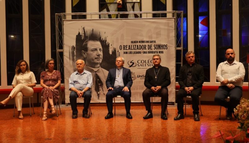 O UniSALESIANO Araçatuba realizou, na noite de 27 de novembro, a solenidade de lançamento do livro “O Realizador de Sonhos – Dom Luís Lasagna – Uma Biografia Nova”, escrito pelo Pe. Gildásio Mendes dos Santos. O evento, repleto de emoção, memória e profundo espírito salesiano, celebrou os 130 anos da morte de Dom Luís Lasagna e apresentou ao público uma obra fruto de intensa pesquisa, que resgata a trajetória de um dos grandes pioneiros da missão salesiana na América do Sul.