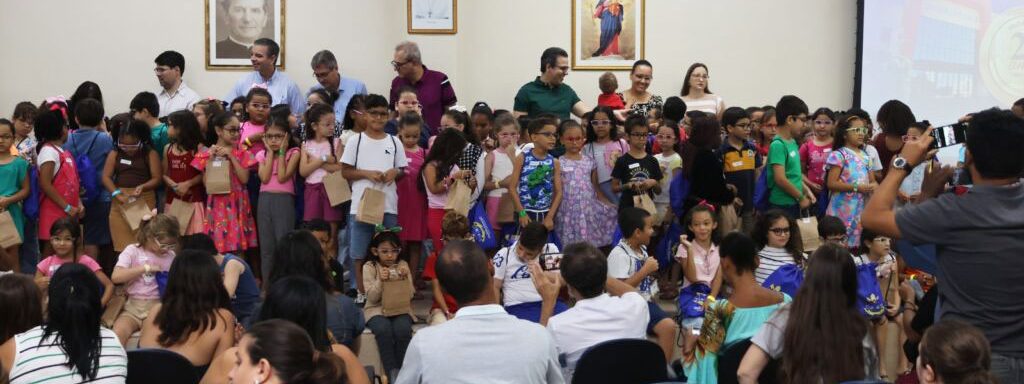 Um gesto coletivo de cuidado, solidariedade e compromisso com o futuro marcou a manhã do dia 13 de dezembro, no Auditório Papa Francisco, no UniSALESIANO. Famílias e crianças — inspiração central do projeto — participaram da solenidade de encerramento do Mutirão Oftalmológico de Araçatuba, iniciativa que beneficiou 145 alunos da rede municipal com a entrega gratuita de óculos, promovendo mais qualidade de vida, inclusão e melhores condições de aprendizagem.