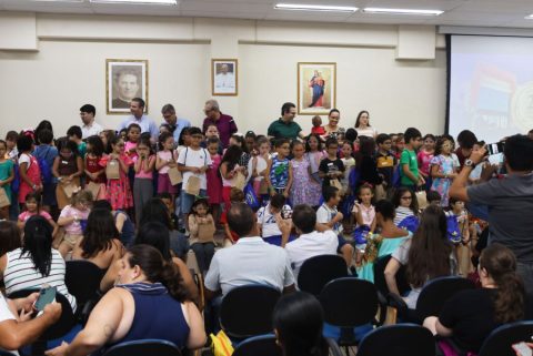 Um gesto coletivo de cuidado, solidariedade e compromisso com o futuro marcou a manhã do dia 13 de dezembro, no Auditório Papa Francisco, no UniSALESIANO. Famílias e crianças — inspiração central do projeto — participaram da solenidade de encerramento do Mutirão Oftalmológico de Araçatuba, iniciativa que beneficiou 145 alunos da rede municipal com a entrega gratuita de óculos, promovendo mais qualidade de vida, inclusão e melhores condições de aprendizagem.