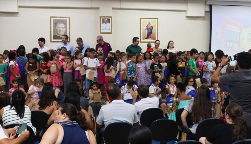 Um gesto coletivo de cuidado, solidariedade e compromisso com o futuro marcou a manhã do dia 13 de dezembro, no Auditório Papa Francisco, no UniSALESIANO. Famílias e crianças — inspiração central do projeto — participaram da solenidade de encerramento do Mutirão Oftalmológico de Araçatuba, iniciativa que beneficiou 145 alunos da rede municipal com a entrega gratuita de óculos, promovendo mais qualidade de vida, inclusão e melhores condições de aprendizagem.