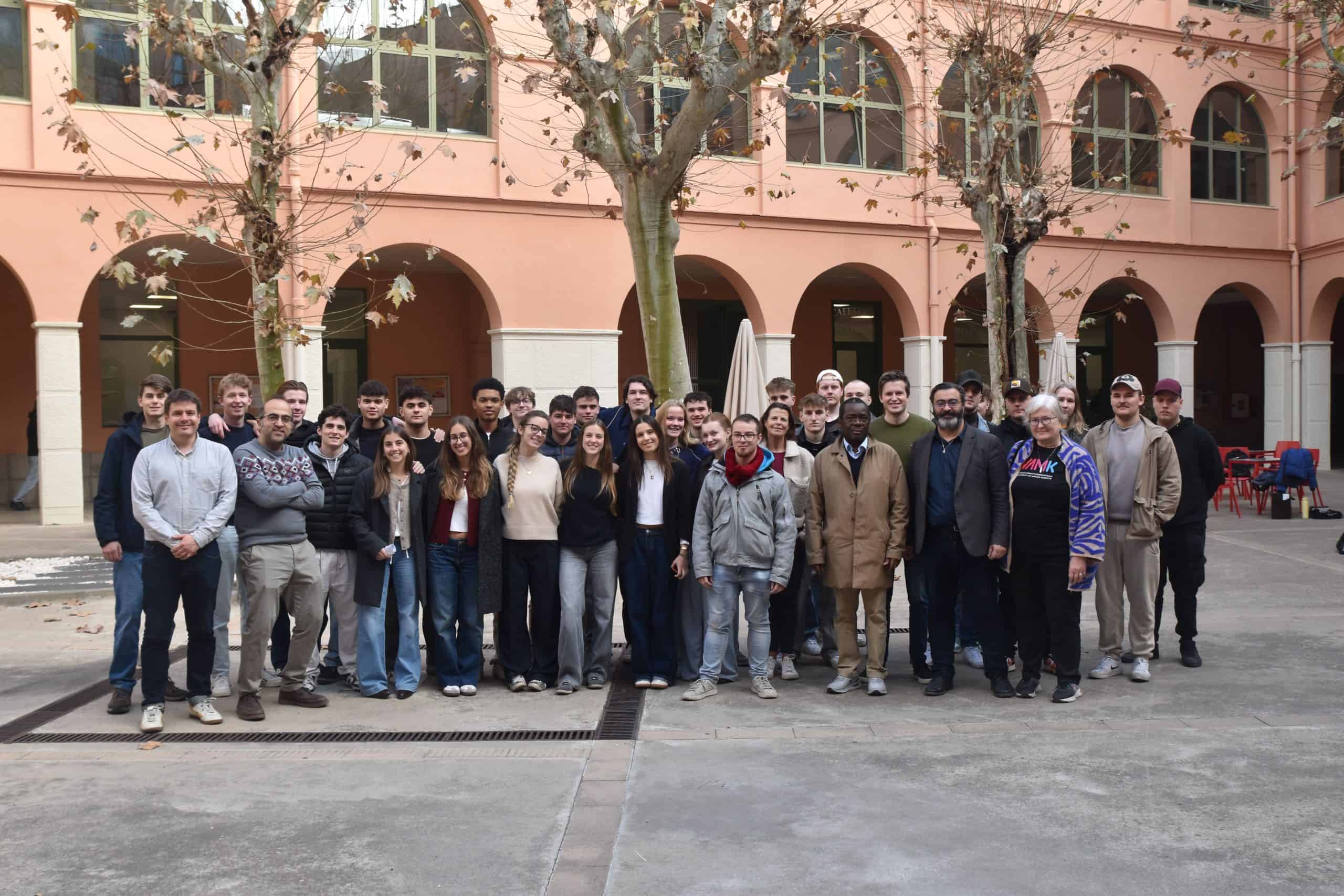 Escola Universitària Salesiana de Sarrià (EUSS) ha sido la universidad anfitriona de este Blended Intensive Program (BIP) del programa Erasmus+, una iniciativa formativa que combina una fase virtual previa con una estancia presencial intensiva de corta duración en una de las universidades participantes. El programa de este diciembre ha reunido a alumnado y profesorado de la Hanze University of Applied Sciences Groningen (Países Bajos) y la Vaasa University of Applied Sciences (VAMK) (Finlandia), además de la EUSS.