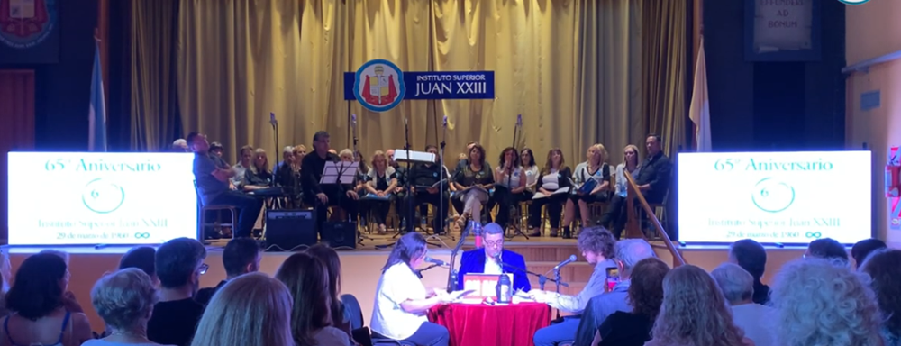 El Instituto Superior Juan XXIII celebró su 65º aniversario con un acto académico-cultural que reunió a toda la comunidad educativa para honrar su historia, abrazar el presente y renovar la esperanza del futuro. Bajo el lema “¿Por qué cantamos?”, la celebración expresó la convicción profunda de que la educación es un camino que transforma y sostiene.