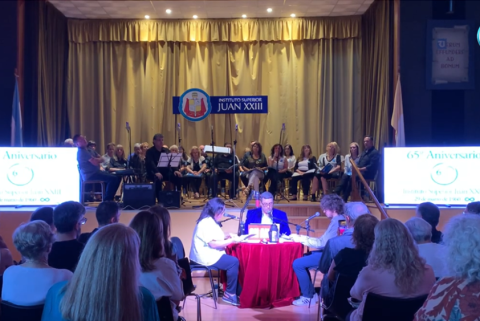 El Instituto Superior Juan XXIII celebró su 65º aniversario con un acto académico-cultural que reunió a toda la comunidad educativa para honrar su historia, abrazar el presente y renovar la esperanza del futuro. Bajo el lema “¿Por qué cantamos?”, la celebración expresó la convicción profunda de que la educación es un camino que transforma y sostiene.