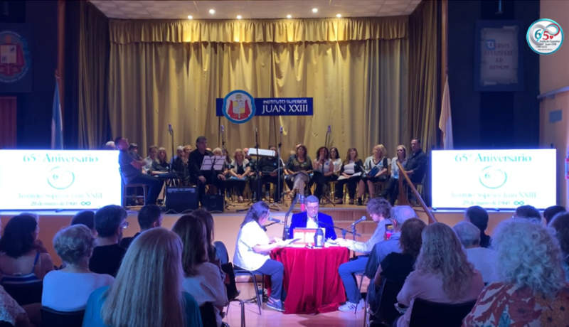 El Instituto Superior Juan XXIII celebró su 65º aniversario con un acto académico-cultural que reunió a toda la comunidad educativa para honrar su historia, abrazar el presente y renovar la esperanza del futuro. Bajo el lema “¿Por qué cantamos?”, la celebración expresó la convicción profunda de que la educación es un camino que transforma y sostiene.