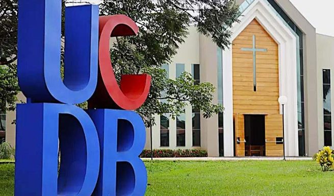 La Coordinación para el Perfeccionamiento del Personal de Nivel Superior (CAPES) ha divulgado el resultado preliminar y, para el estado de Mato Grosso do Sul, la Universidad Católica Don Bosco (UCDB) ha obtenido un reconocimiento en el Programa de Máster y Doctorado en Desarrollo Local, recibiendo siete como calificación. La noticia estuvo acompañada por otros resultados y los programas en Biotecnología y en Educación han recibido una mejora, alcanzando la calificación seis. Los resultados indican el fortalecimiento y el reconocimiento de la investigación científica producida en la Universidad Católica del Estado.