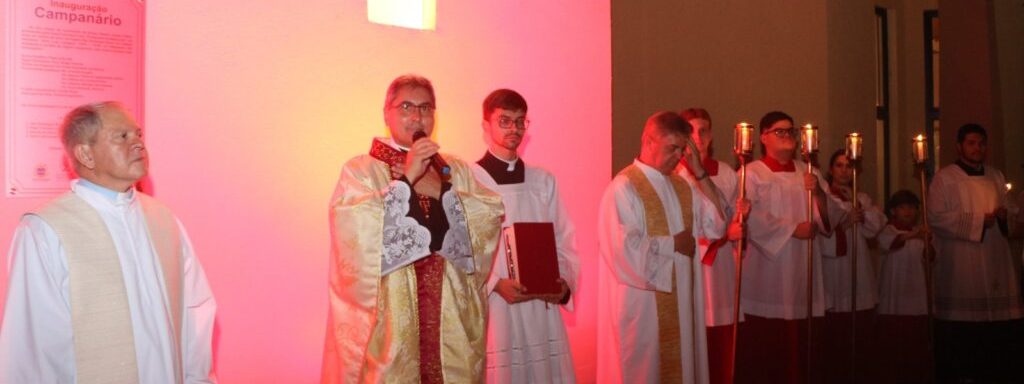 A noite de Natal, em 24 de dezembro, foi marcada por um momento especial de fé, memória e celebração para a comunidade salesiana de Araçatuba. Após a Missa de Natal, realizada na Capela São Domingos Sávio, foi inaugurado oficialmente o novo campanário, um marco religioso, histórico e arquitetônico para a cidade.