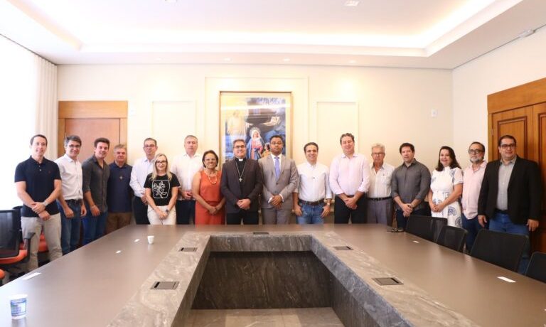 O UniSALESIANO e a Santa Casa de Araçatuba anunciaram, na manhã desta segunda-feira (26), o início das obras de reforma, ampliação e revitalização do Centro de Tratamento Oncológico (CTO) do hospital. O anúncio foi feito durante coletiva de imprensa, realizada na Reitoria do UniSALESIANO, e marcou um investimento de R$ 3.717.605,54, viabilizado por meio de parceria com o Curso de Medicina da Instituição.