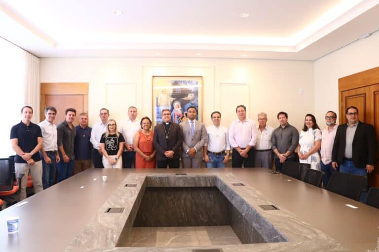 O UniSALESIANO e a Santa Casa de Araçatuba anunciaram, na manhã desta segunda-feira (26), o início das obras de reforma, ampliação e revitalização do Centro de Tratamento Oncológico (CTO) do hospital. O anúncio foi feito durante coletiva de imprensa, realizada na Reitoria do UniSALESIANO, e marcou um investimento de R$ 3.717.605,54, viabilizado por meio de parceria com o Curso de Medicina da Instituição.