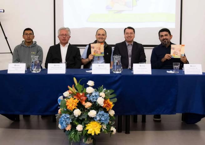 La Universidad Politécnica Salesiana (UPS), junto a la Red Americana Social Salesiana (RASS), presentó la Guía de desarrollo socioemocional dirigida a educadores y educadoras de las obras sociales salesianas. Este material es el resultado de un proceso de investigación impulsado por la Red América Social Salesiana (RASS), en articulación con el equipo de Psicología de la Universidad Politécnica Salesiana – Ecuador y el Proyecto Salesiano Ecuador (PSE), orientado a comprender las realidades actuales de niñas, niños y adolescentes en contextos de vulnerabilidad y a fortalecer las prácticas de acompañamiento integral.