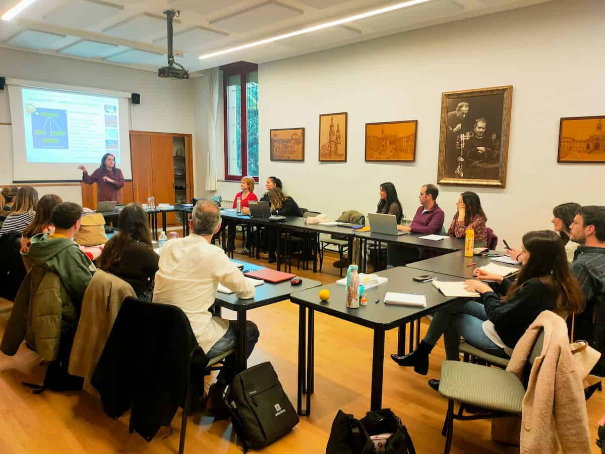 Los docentes salesianos se forman en educación inclusiva para responder a la diversidad en las aulas, lisa Gutiérrez Hernández, profesora del CES Don Bosco (Centro de Estudios Superiores Don Bosco) y experta en inclusión compartía en el artículo “Un café para la inclusión”