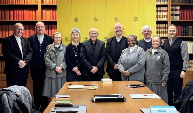 La misión educativa salesiana al servicio de la Iglesia: Salesianos e Hijas de María Auxiliadora en diálogo con el Dicasterio para la Cultura y la Educación El pasado lunes, 12 de enero de 2026, algunas de las máximas autoridades de los Salesianos de Don Bosco (SDB) y de las Hijas de María Auxiliadora (HMA), de sus instituciones universitarias y del Dicasterio de la Santa Sede competente en materia cultural y educativa, se reunieron en el Vaticano para un momento de escucha y de reflexión compartida sobre el significado y las perspectivas de la misión educativa salesiana en el contexto actual. El encuentro fue presidido por el cardenal José Tolentino de Mendonça, Prefecto del Dicasterio para la Cultura y la Educación.