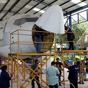 Las Facultades de Ingeniería y Aeronáutica de la Universidad Don Bosco desarrollaron el proyecto "Detección y ubicación de defectos en el fuselaje de aeronaves usando redes neuronales convolucionales", una propuesta de innovación que aplica Inteligencia Artificial (I.A) y realidad aumentada al mantenimiento aeronáutico.