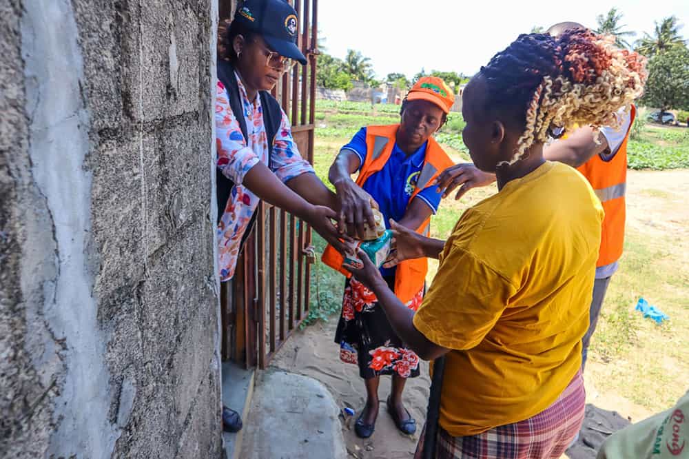 O Instituto Superior Dom Bosco Maputo (ISDB), através da sua Divisão de Melhoria da Pastoral e Acção Social (DMPA) e a Secretaria do Bairro Luís Cabral reafirma o seu compromisso com a responsabilidade social e o serviço à comunidade, apoiando famílias em situação de vulnerabilidade social.