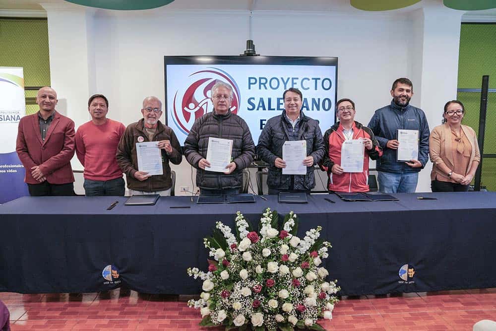 El miércoles 11 de febrero, en el salón Don Rúa de la Casa Inspectorial, se realizó la firma de los convenios de vinculación entre la Universidad Politécnica Salesiana (UPS) y las cuatro fundaciones del Proyecto Salesiano Ecuador (PSE): Proyecto Salesiano Zona Norte, Proyecto Salesiano Guayaquil, Proyecto Salesiano Costa Norte y Fundación Salesiana PACES de Cuenca.A través de estos convenios, la UPS destina importantes recursos económicos para brindar atención de calidad a miles de niños, niñas, adolescentes y jóvenes en las siete ciudades donde tiene presencia el PSE.