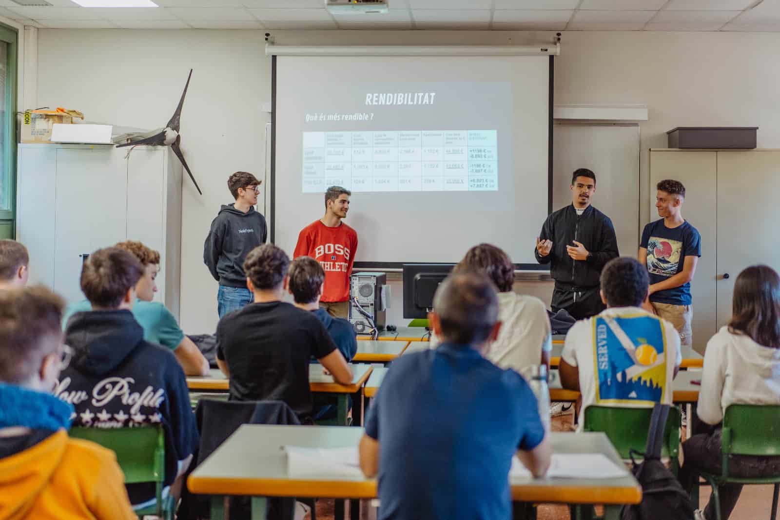 La irrupción de la Inteligencia Artificial (IA) generativa en las aulas universitarias está transformando la forma de aprender y de enseñar. Ante este nuevo escenario, la Escuela Universitaria Salesiana de Sarrià (EUSS), centro universitario de ingeniería de Barcelona, ha decidido poner el foco en la formación y desarrollo del espíritu crítico de los estudiantes para regular su uso. Este planteamiento es fruto de la prueba piloto que ha liderado Salvador Bernadàs, profesor del Departamento de Electrónica de la EUSS, en una de sus asignaturas.