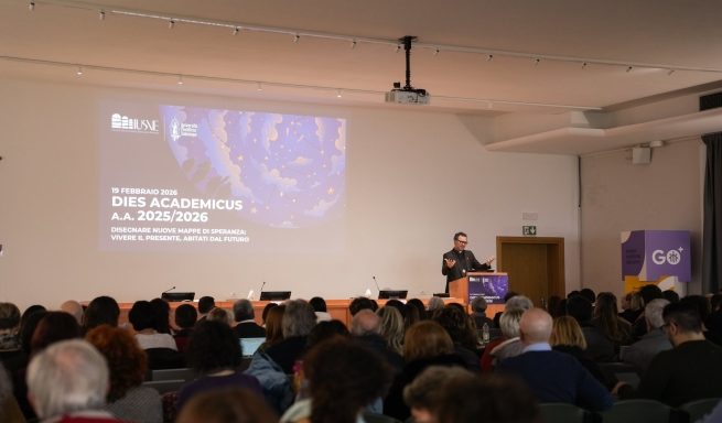 L’Istituto Universitario Salesiano di Venezia (IUSVE), inserito nell’opera salesiana “Don Bosco” di Mestre, ha celebrato nel pomeriggio di giovedì 19 febbraio 2026 per la costruzione dell’intero evento e la consegna dei criteri per l’uso dell’intelligenza artificiale, che nei prossimi mesi porterà alla definizione di linee guida elaborate da una commissione con il coinvolgimento attivo degli studenti, come espressione concreta della corresponsabilità educativa.