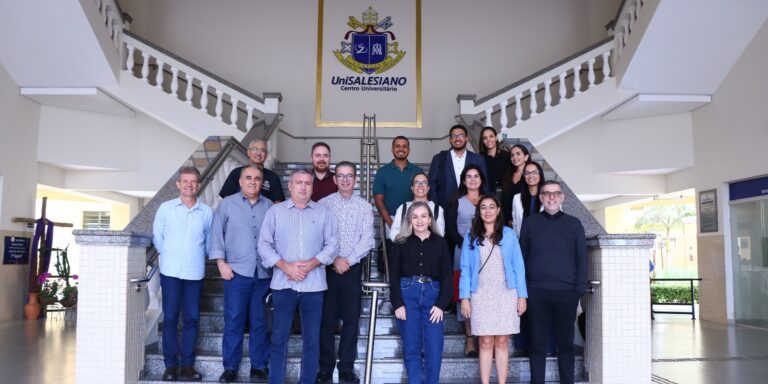 Representantes da Rede de Cooperação, formada por quatro centros universitários paulistas e coordenada pelo Semesp, se reuniram no último dia 13, na Reitoria do UniSALESIANO, para compartilhar experiências, fortalecer o diálogo e apresentar projetos desenvolvidos pelas instituições participantes. Participaram da reunião representantes do próprio UniSALESIANO, da UniFEV, da UniFEB e da UNIFIPA, instituições que integram a rede criada há mais de uma década para promover trocas de conhecimento, cooperação acadêmica e desenvolvimento institucional.