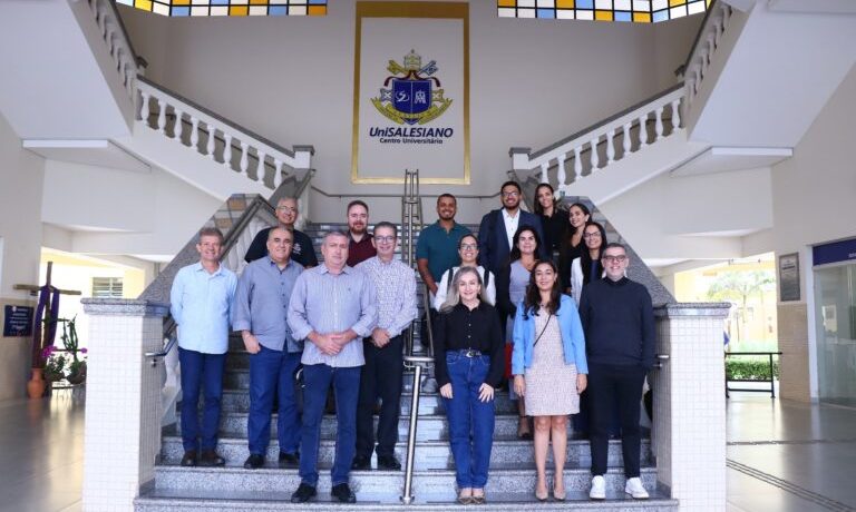 Representantes da Rede de Cooperação, formada por quatro centros universitários paulistas e coordenada pelo Semesp, se reuniram no último dia 13, na Reitoria do UniSALESIANO, para compartilhar experiências, fortalecer o diálogo e apresentar projetos desenvolvidos pelas instituições participantes.     Participaram da reunião representantes do próprio UniSALESIANO, da UniFEV, da UniFEB e da UNIFIPA, instituições que integram a rede criada há mais de uma década para promover trocas de conhecimento, cooperação acadêmica e desenvolvimento institucional.